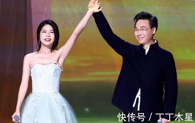 王靖雯|好尷尬,華少連續(xù)三次讀錯王靖雯的選票,好聲音總決賽有點“假”