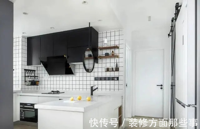 光线|82平现代二居室简单气质,光线从阳台射入整个是空间明亮通透的