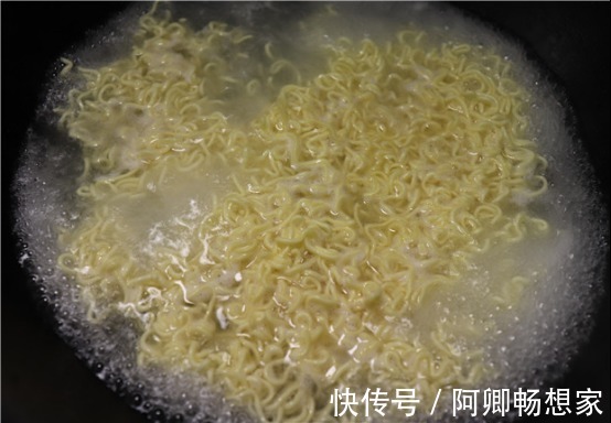 煮泡面,最“忌讳”先放面饼,原来一直弄错顺序,难怪油腻又难吃