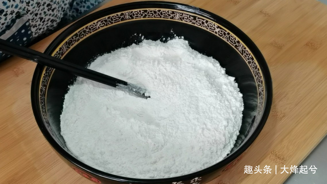 芝麻酥饼在家简单做,外酥里软又香甜,不用烤箱也可以酥得掉渣