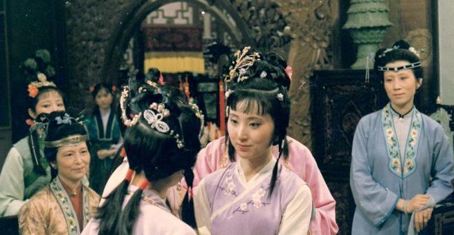 薛宝钗!李纨搬进大观园后,为何会丑态毕露?看看平儿的挂件就知道了