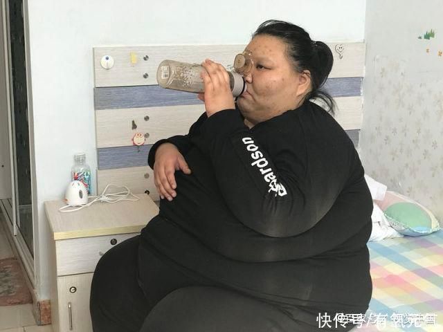 体重|400斤姑娘把床压塌，胖到只能睡地板，减肥1年后亲妈也差点认不出