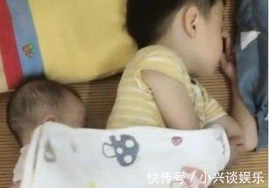 波逐浪|哥哥和妹妹在睡觉,妈妈掀开被子,看到的画面好暖心,二胎生对了!