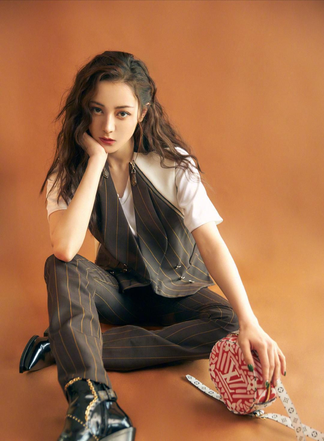 洋气|迪丽热巴扎麻花辫真洋气,绿色开衫配阔腿牛仔裤,女神范儿十足