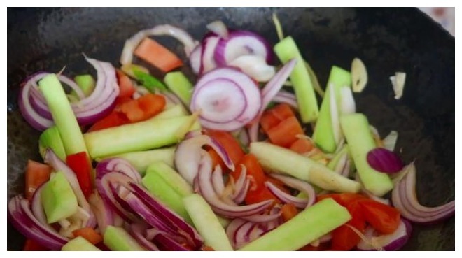 才知道原来面条还能这样吃,不用水煮,比炒面还好吃,太香了