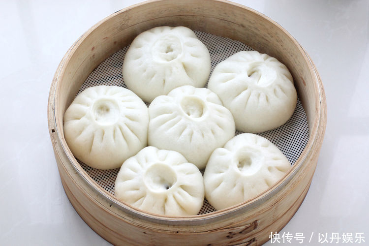 用东北特色菜蒸包子,味道倍儿鲜美,老公自己就能吃一屉,真服了