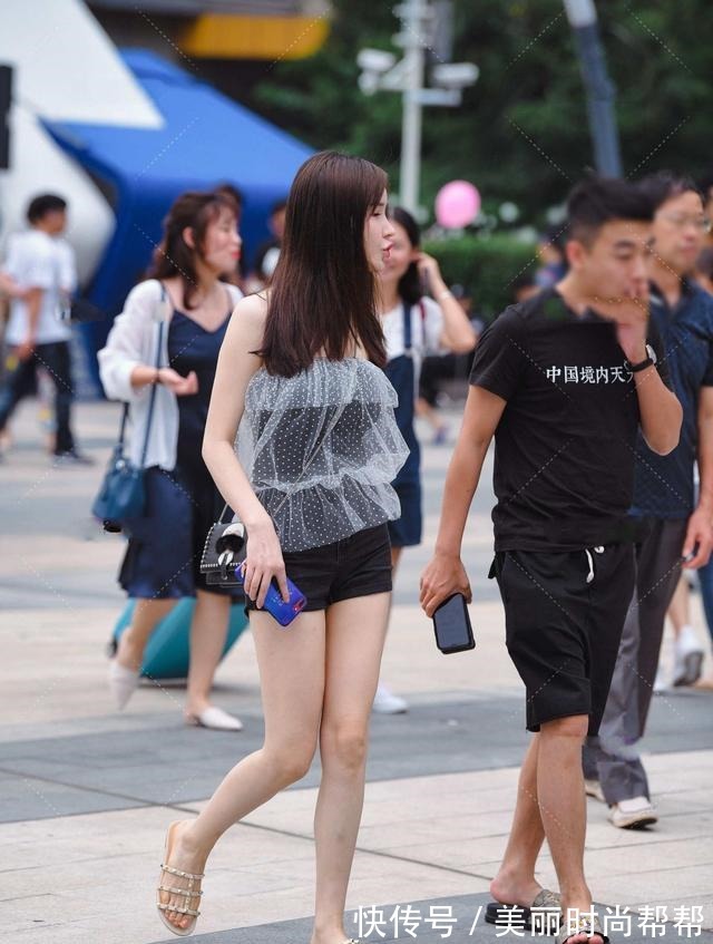 上装 薄纱上衣空灵飘逸，和黑色短裤的结合，打造兼具温柔与时尚的穿搭！