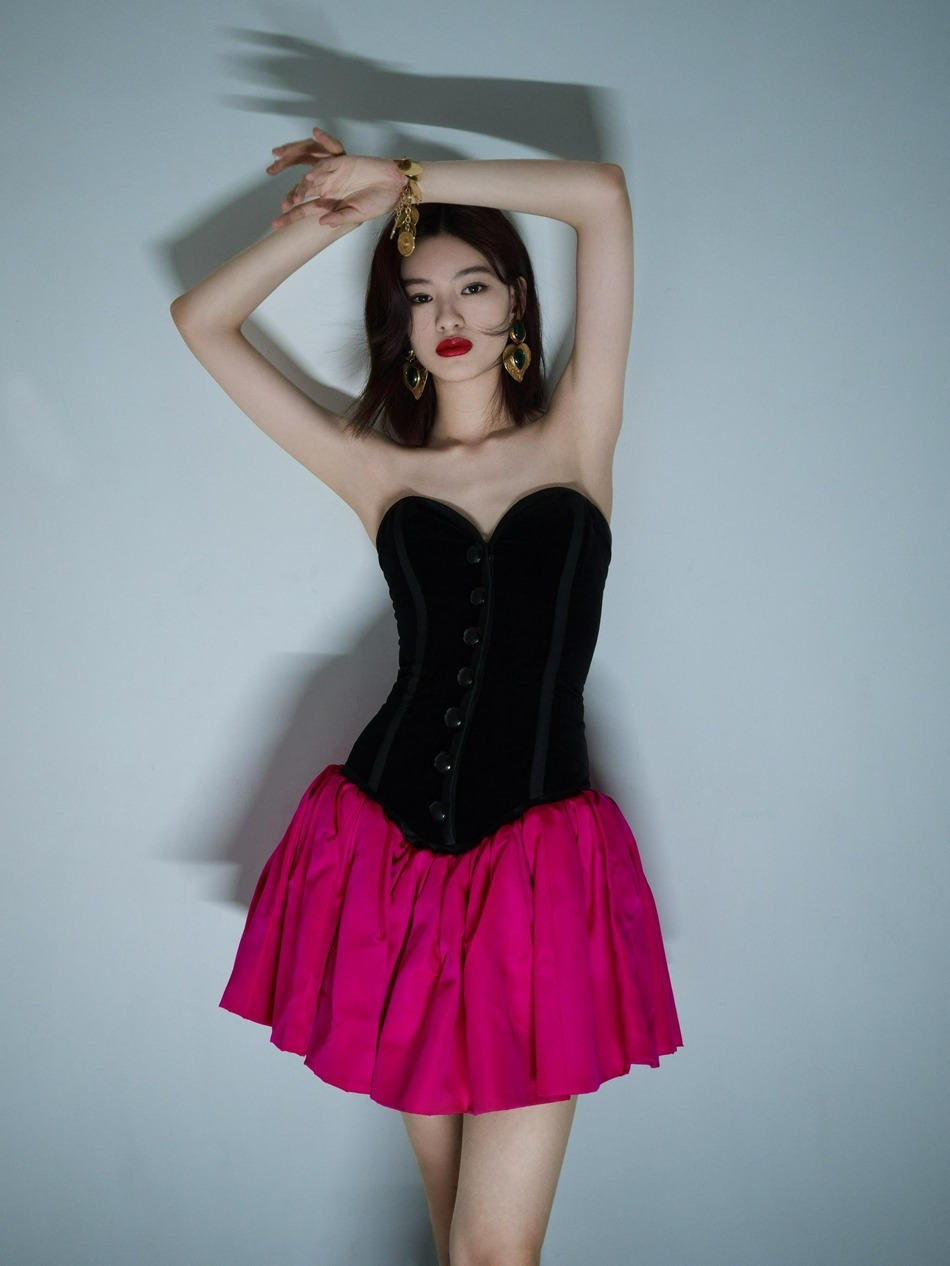 大长腿|邱天身材比例绝了!穿一袭黑色吊带连衣裙高贵大气,气场不输超模