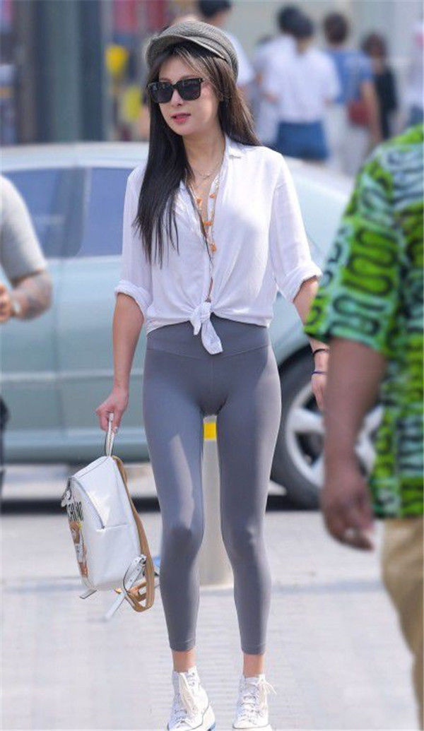 街拍瑜伽裤上街成为了热潮,好身材挡不住,性感诱人成焦点