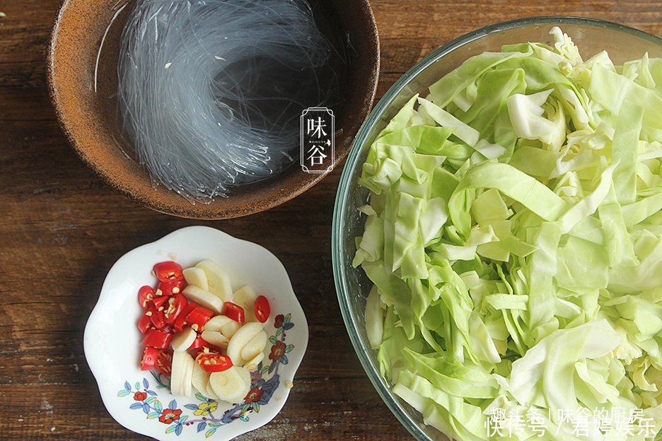 此菜富含天然叶酸,准妈妈要多吃,和粉丝一起炒,香脆可口吃着香