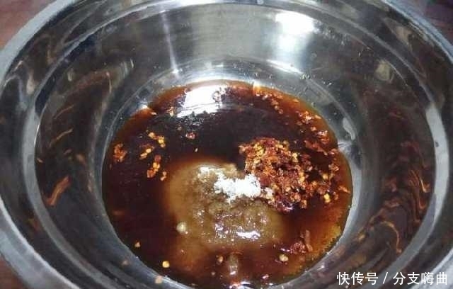 搅拌均匀|大家看今天分享的菜饼子是不是很诱人?能猜出来是哪种菜做的吗?