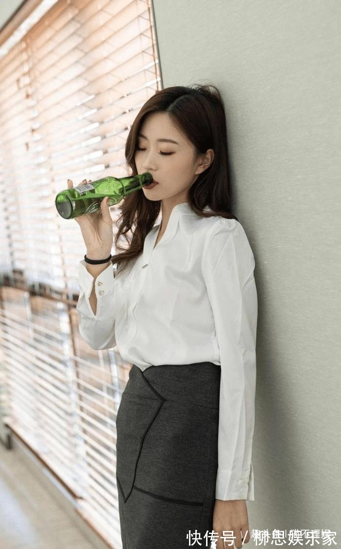 小姐姐|“白衬衫”搭配“半身裙”的都市丽人,这么时尚的美女也会被甩