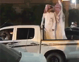 |搞笑GIF趣图:老司机,开车不能这样,这可是一车的土豪!