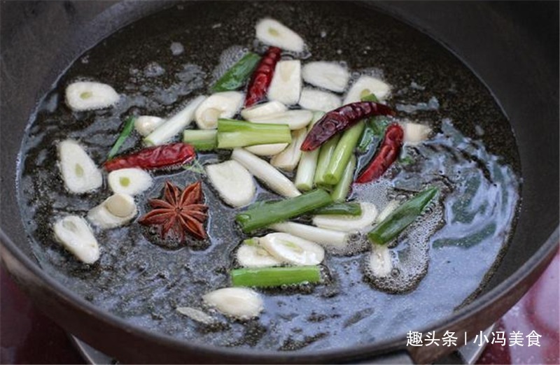 土豆焖鸡翅加上它,软嫩入味,香味十足,出锅就抢空