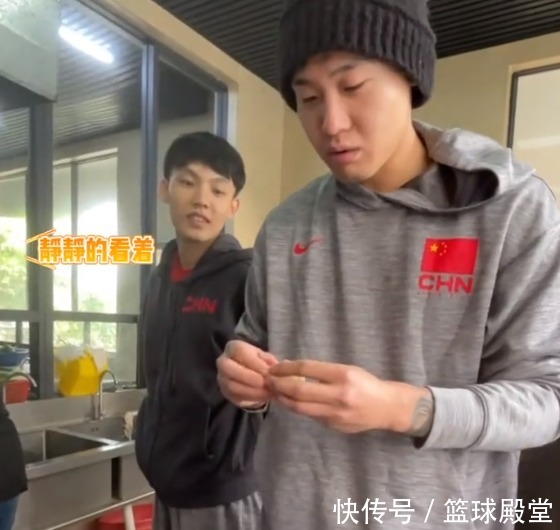 面對(duì)鏡頭|包餃子趣事！徐杰全程圍觀，趙睿滿(mǎn)臉自信，一個(gè)失誤徐杰憨笑離去