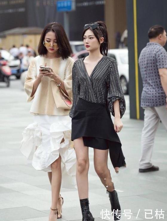 路人街拍,黑色挂脖连衣裙太抢眼,穿出迷人好气质