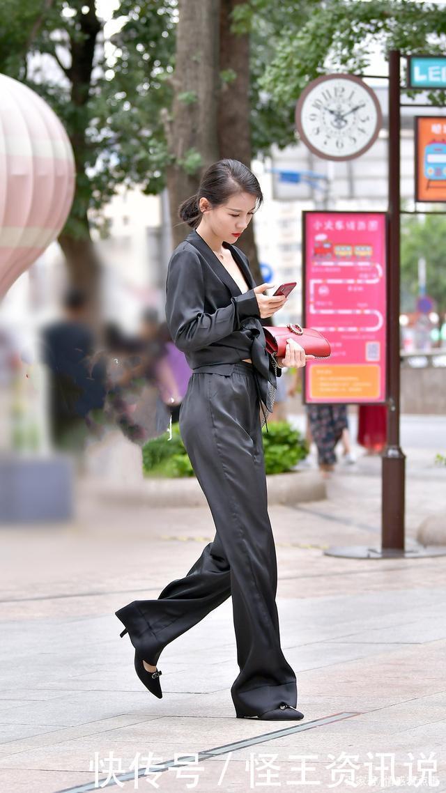 美女选择黑色系套装,再搭配高跟鞋,凸显职业女性优雅的气质