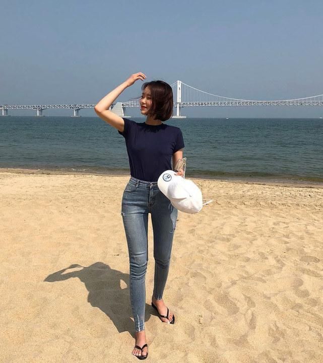 牛仔裤穿出优雅气质深蓝色T恤+直筒牛仔裤,旅游度假尽享休闲时光