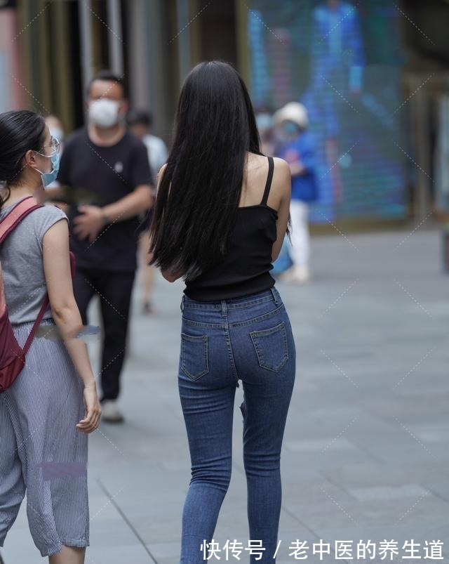包包 黑色露脐短袖搭配黑色高腰打底裤,整体显瘦显高,气质妩媚!