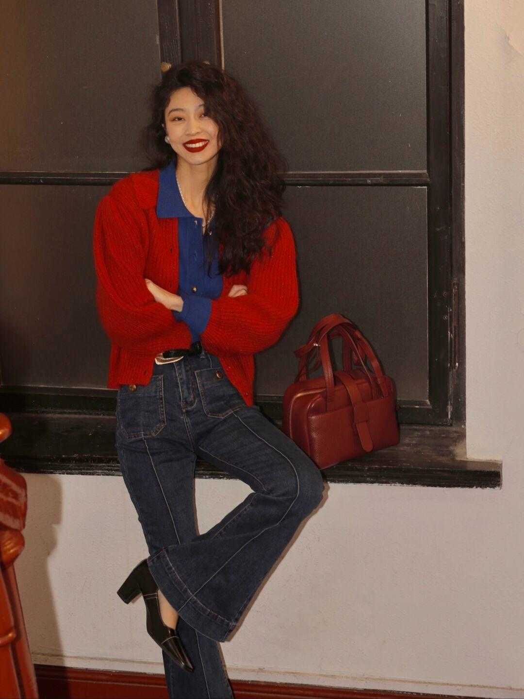 针织开衫 克莱因蓝不好配色?黑白红是标配,棕色米灰也可以“炒”一下CP