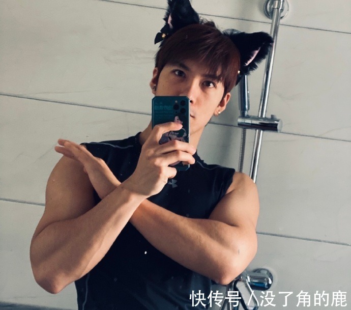 麒麟臂|爱健身的90后，胸肌发达麒麟臂健壮，在健身房常丢衣服！