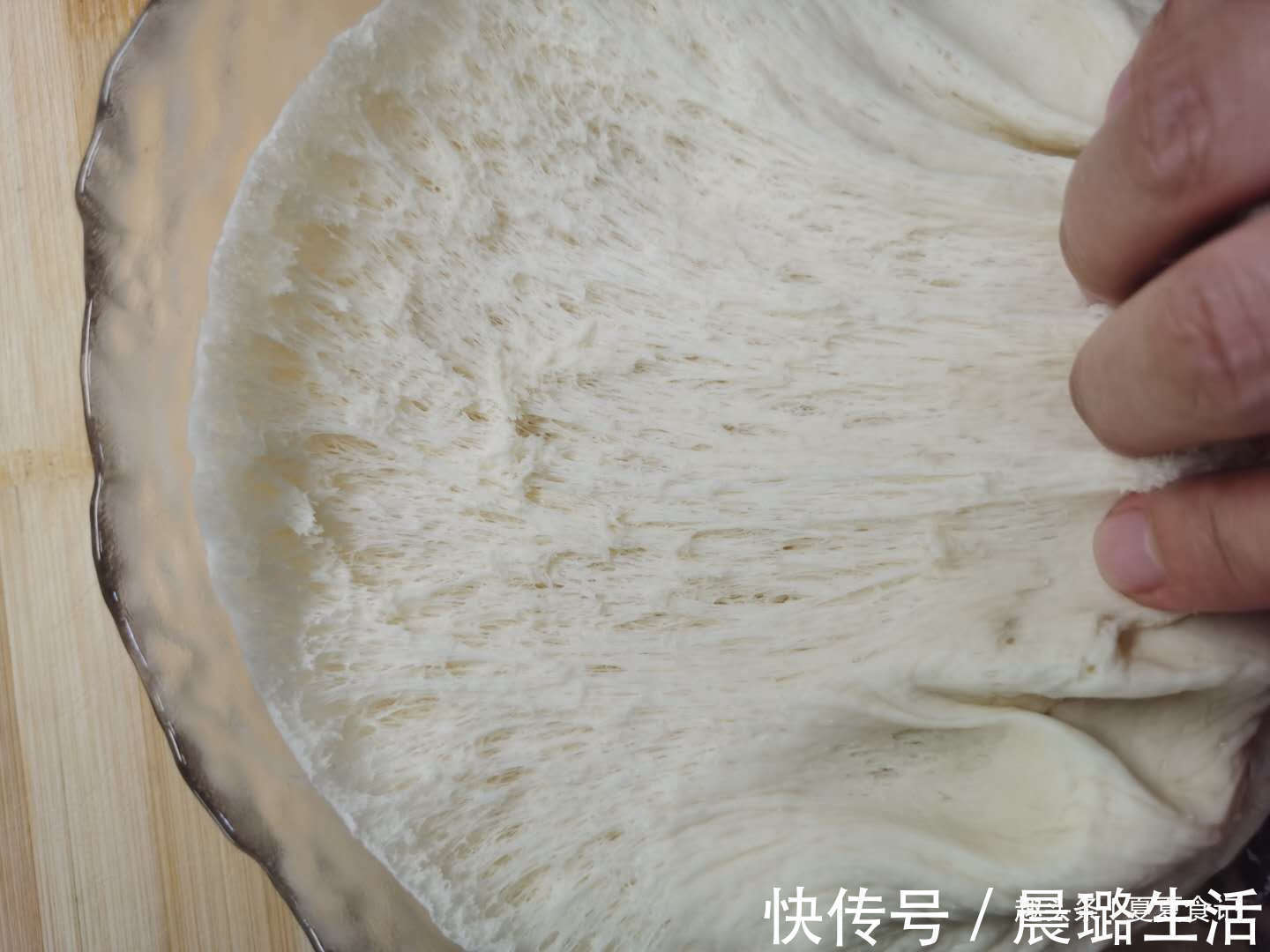 自从学会这早餐，儿子就迷上了它，卷一卷煎一煎，蓬松酥脆香喷喷