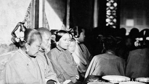 晚清|晚清真实老照片:5个穷人吃饭只有2个菜,儒雅书生聚会斗棋!