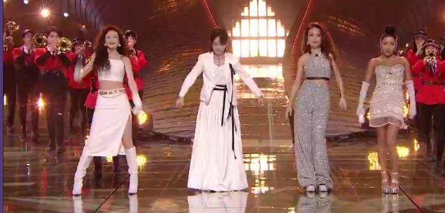 跨年CP大乱炖：戚薇夫妇合体，毛晓彤杨玏携手，杨幂周笔畅合唱