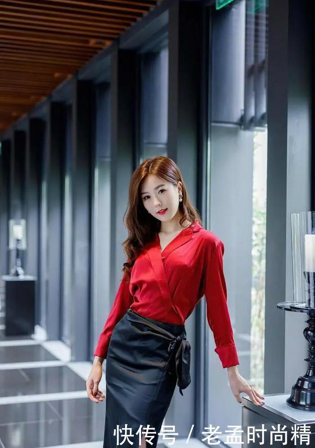 小姐姐这身经典的黑红搭配，穿出了女人味，知性优雅又性感迷人
