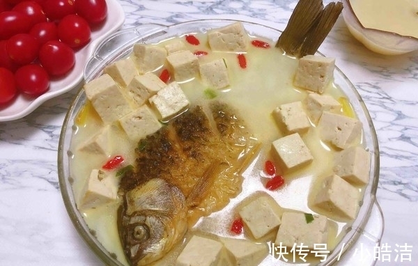 童子鲫|教你鲫鱼汤的正确做法,汤汁又白又鲜,逢年过节做着吃准没错!