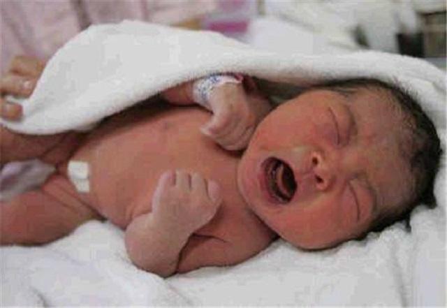 皮肤|国产“黑人宝宝”火了,宝妈生下天生黑皮,宝爸:怀疑生了个矿工