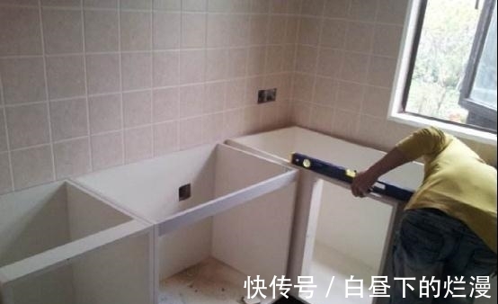 安装|安装橱柜时，这个“小东西”你别漏装，让你橱柜更牢固