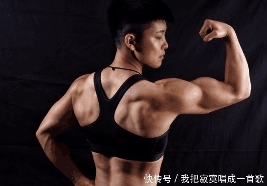 健身所|女大学生的尴尬,常被美女搭讪,只因身材健美这教练也太帅了吧