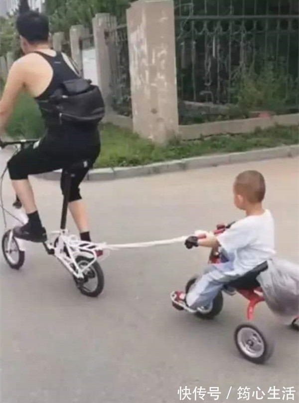 照片|爸爸带女儿看病的照片走红,看到他的动作,网友:关键时刻很靠谱