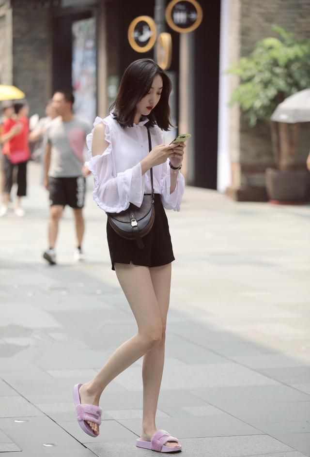 紧身裤|戴墨镜的小姐姐,露肩上衣搭配牛仔紧身裤,尽显女人味