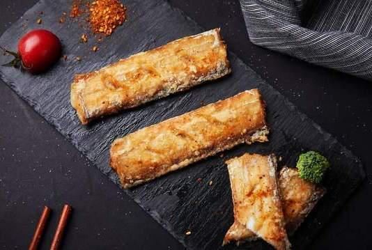 炸带鱼,裹面粉和淀粉都不对,邻居大厨教我做法,外酥里嫩不回软