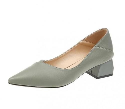 高跟鞋 很多美女都喜欢穿高跟鞋,那么穿高跟鞋掉后跟怎么办