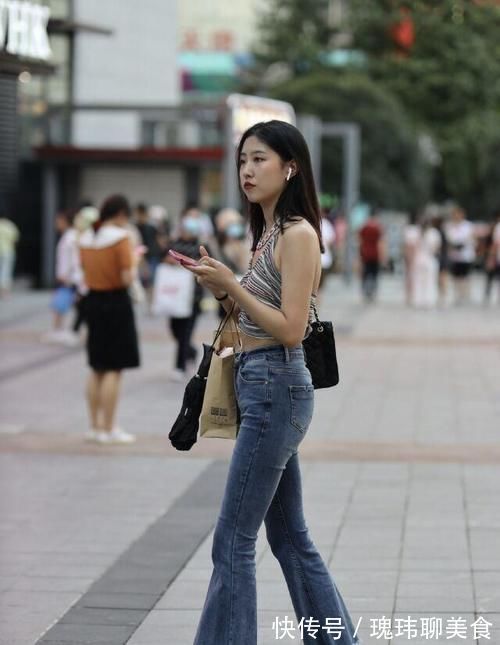 上衣|小姐姐穿挂脖上衣,搭配紧身牛仔裤,青春靓丽又时尚