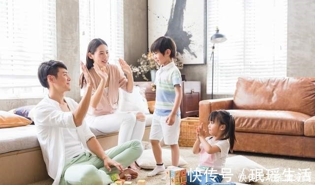 孩子|大鸡腿往嘴里一放,两岁萌娃背手学姥爷走路,气质拿捏得稳稳的