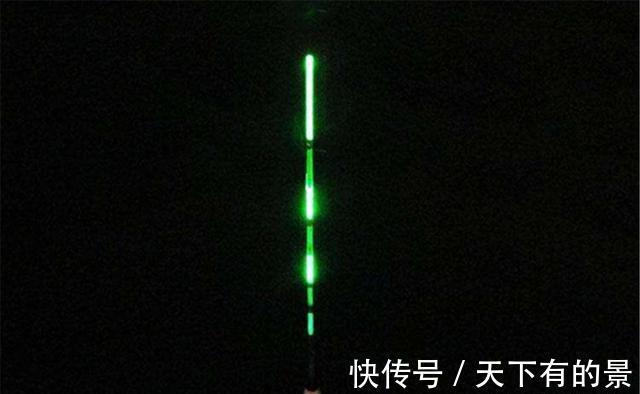 浮漂|夜钓调漂技巧，晚上鱼情好光线差，灵钝还是其次，关键要看得清楚