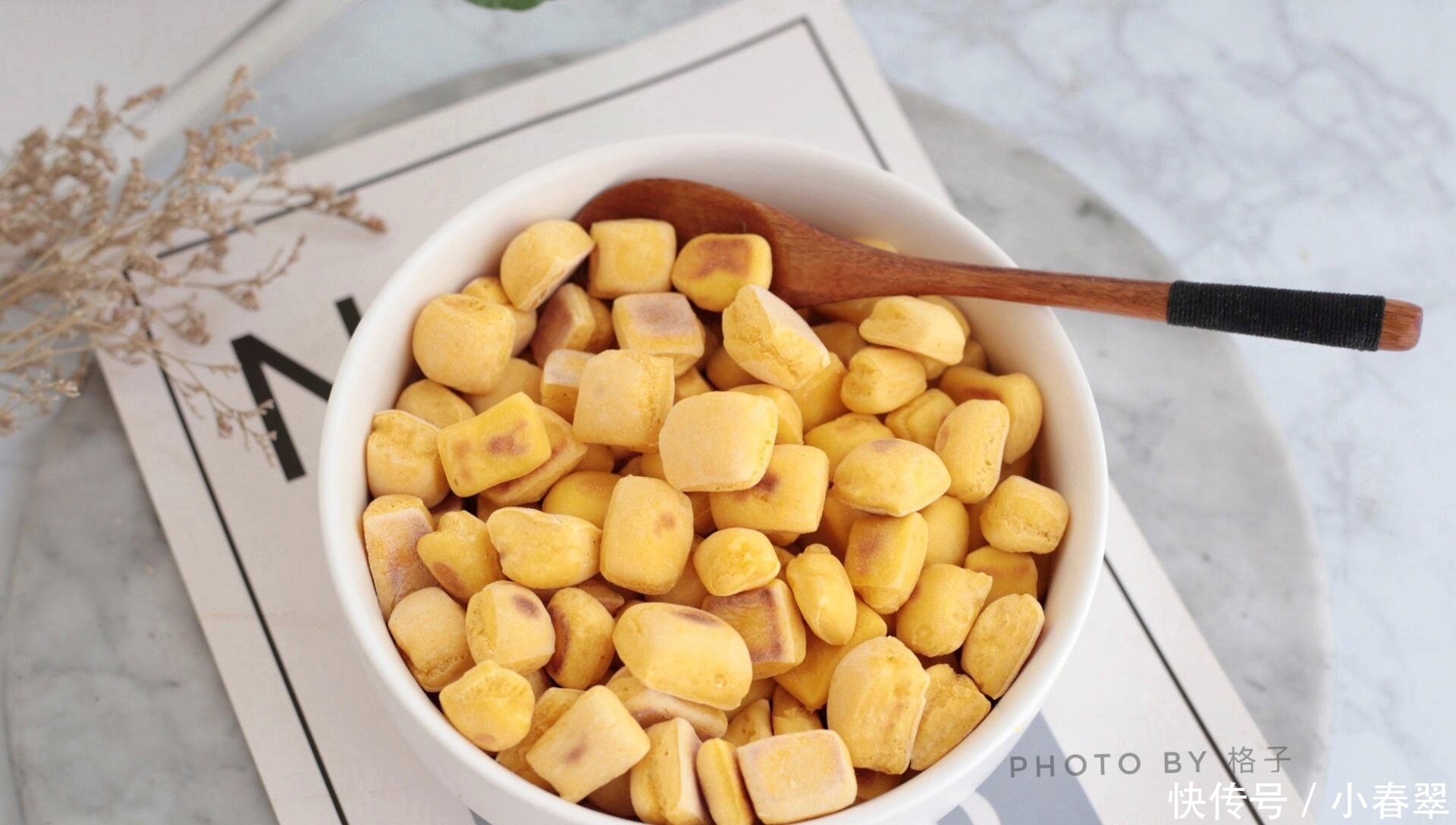 馒头|面粉里加点南瓜，不蒸不烤，出锅女儿抢着吃，太香了，好吃不上火