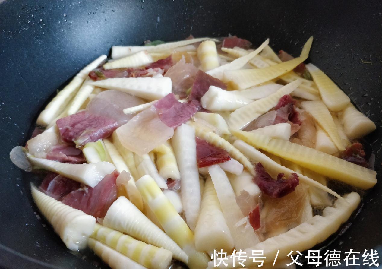 火腿切薄片搭配脆嫩的笋,味道太鲜美了,一口吃出幸福感