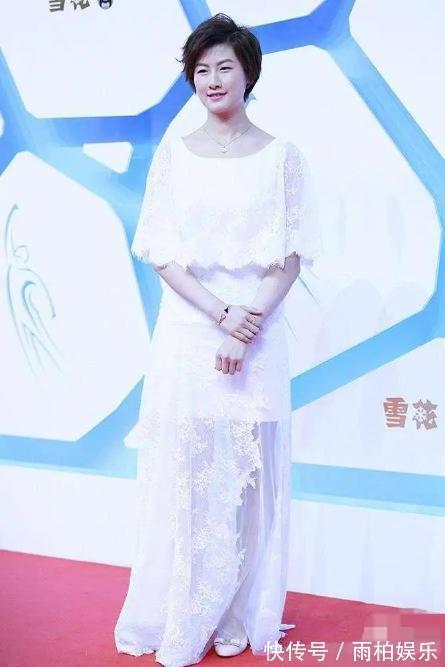 奥运|丁宁大红礼服,身材凹凸有致,亭亭玉立英气十足,她原来这么美!