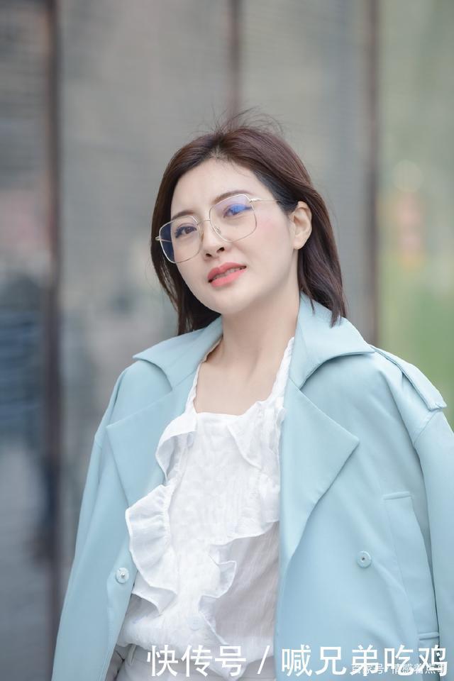 呢子大衣|深秋时节,呢子大衣搭配白色套装 ,展现了优雅气质