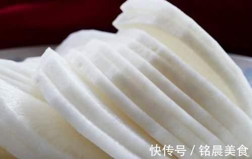 萝卜做馅时，用盐杀水还是下锅焯水？教你一招，味道更香，不出水