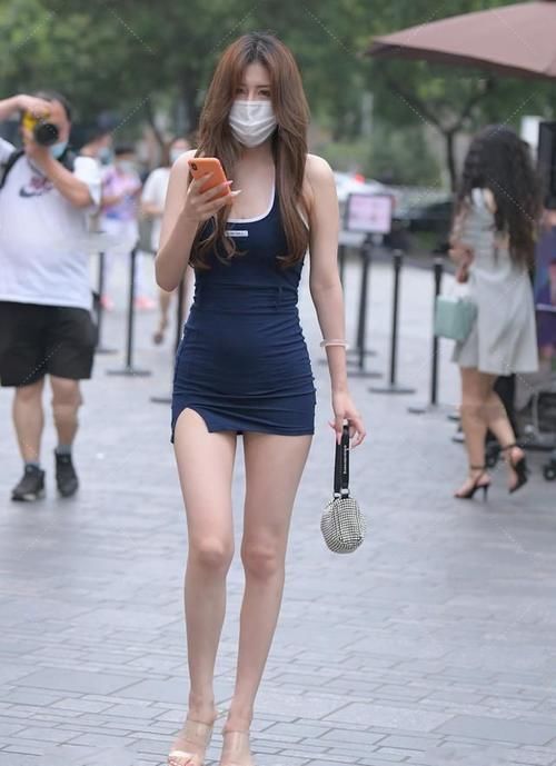 性感|休闲风连衣裙性感活泼,小姐姐轻松秀出性感身材,微胖才是极品