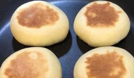 鸡蛋|两个鸡蛋,一碗面粉,不加一滴水,教你做香甜软糯的“面包饼”