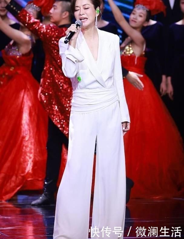 脖颈纹|毛阿敏皮肤松弛脖颈纹很明显,57岁状态真实,比刻意扮嫩漂亮!