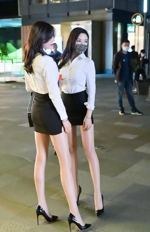 百搭的衬衫遇上黑裙，塑造经典“都市丽人”气质