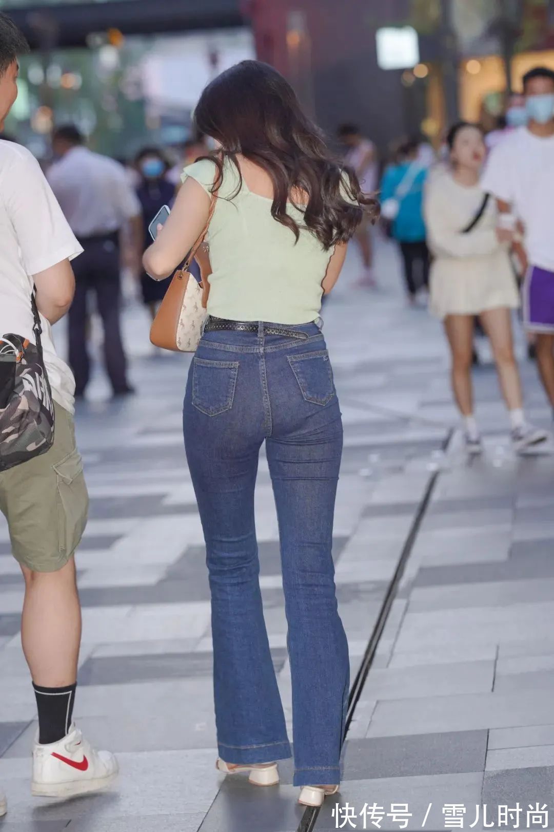 搭配 时尚又休闲的牛仔裤搭配,衬托出清爽的身材